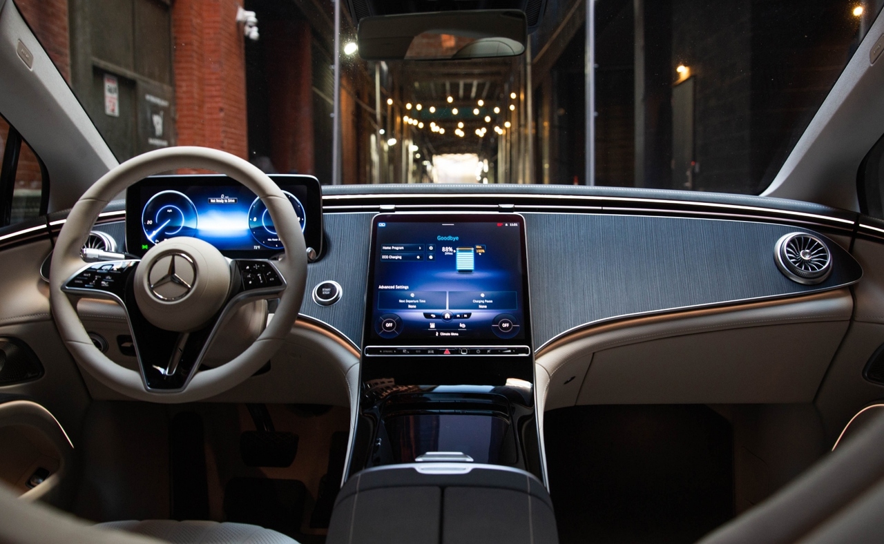 Rent a Mercedes Benz EQS 450+ in New York with RealCar ᐈ Luxury Rental
